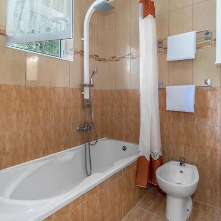 6 Bedroom Gorgeous In *