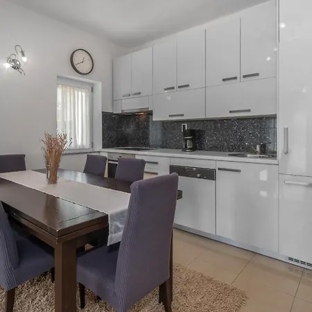 6 Bedroom Gorgeous In Semesterbostad